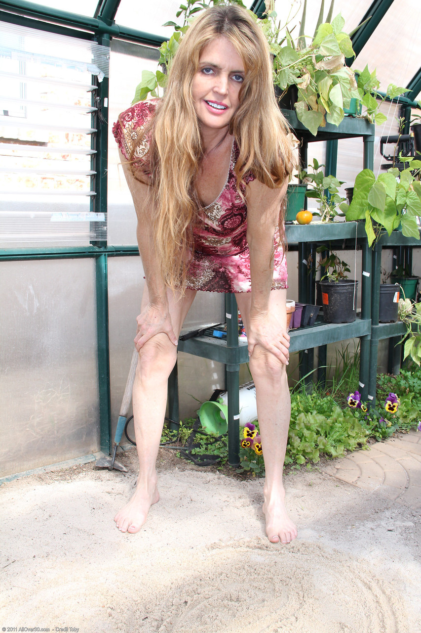 熟女美女ジョーズが家事をしながら脱衣＆自分を指で刺激