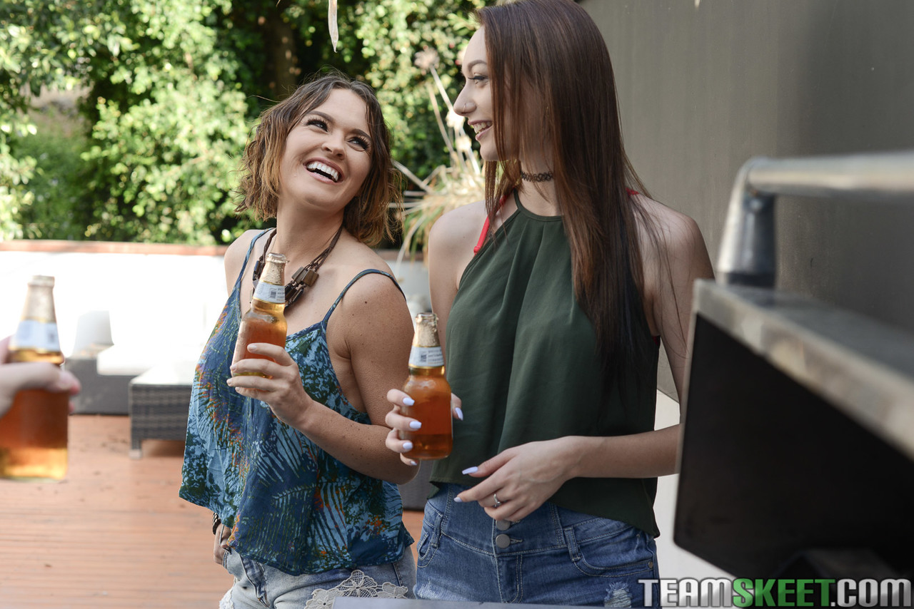 एवरी स्टोन और क्रिसी लिन मीठे अमेरिकी लिंग प्रेमी त्रिगुट में एक साथ चुदी