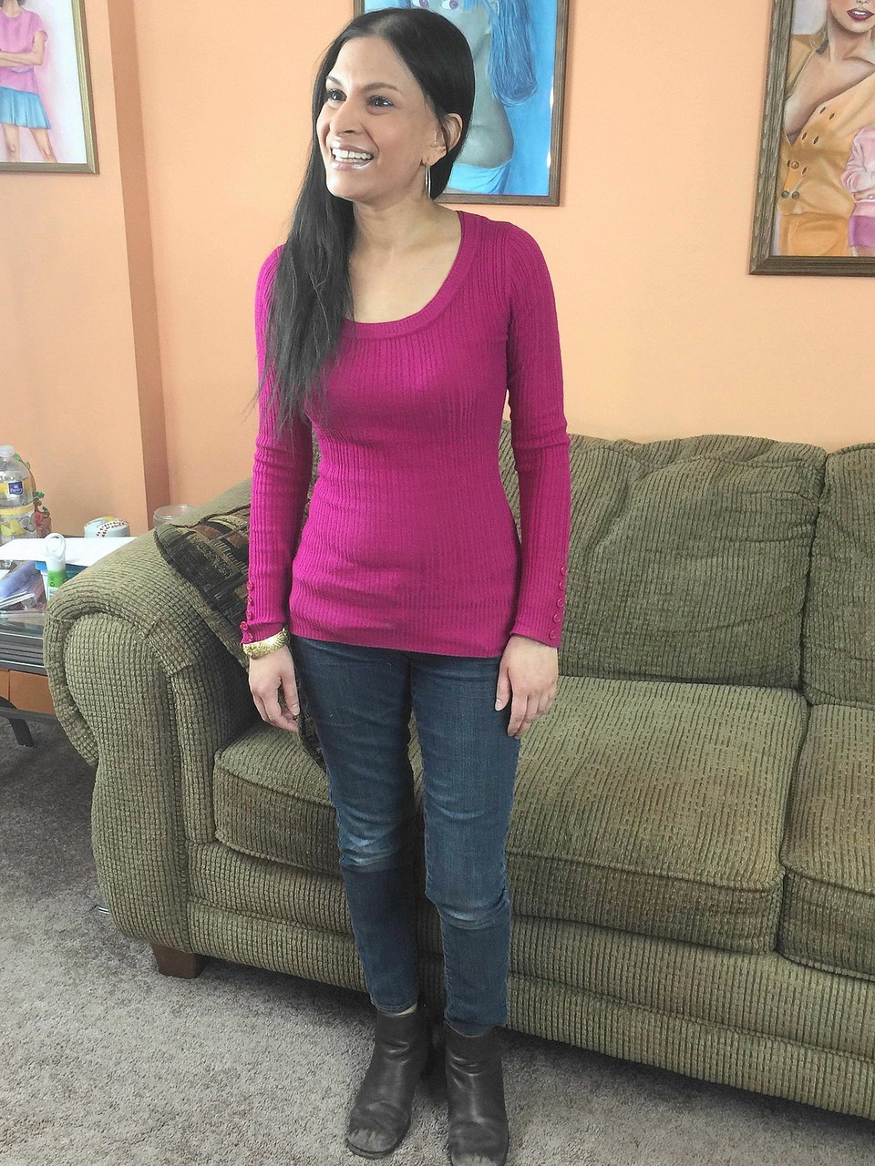 الفتاة الصغيرة الهواة ناعومي شاه تخلع ملابسها بالكامل وتقدم لوجان دريك Fellatio