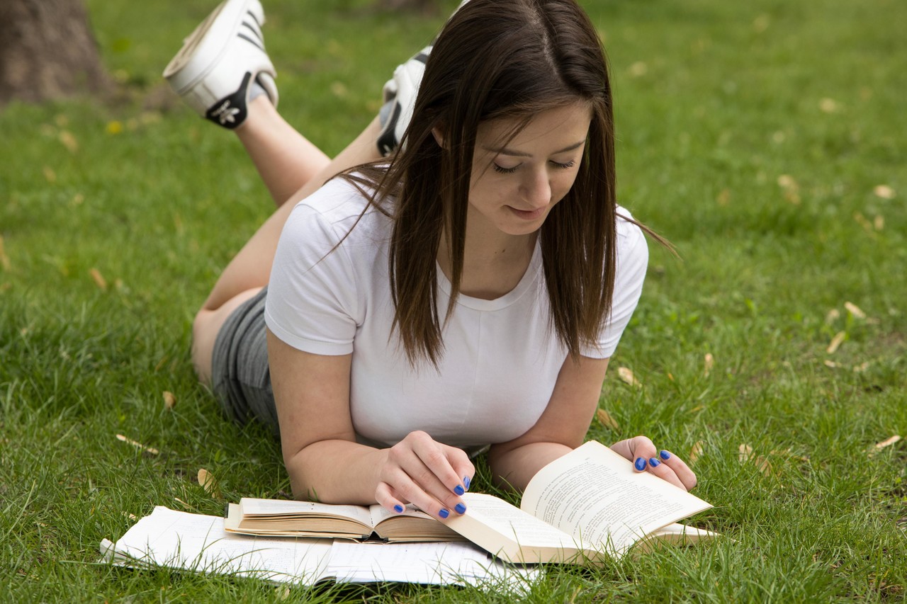 गैब्रिएला लाटी कपड़े उतारती है और क्लास में वाइब्रेटर के साथ मास्टरबेट करती है