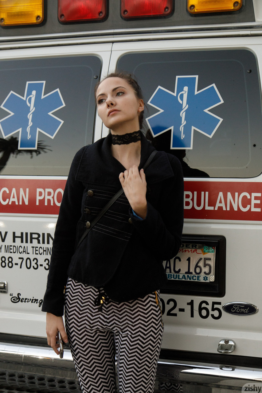 ポーラ・スウェンソンがセクシーな衣装とホットなパンティーでポーズをとる