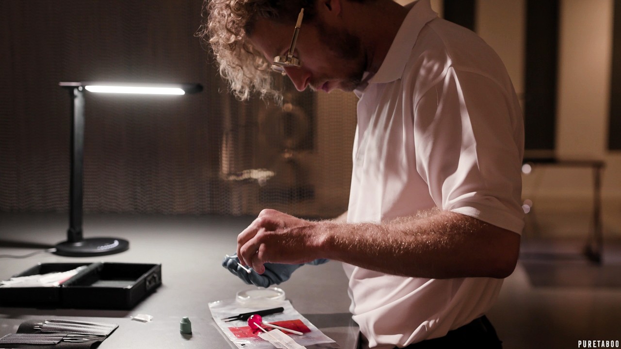 رجل أكبر سنا في مجموعة ممارسة الجنس مع تلميذات صغيرات