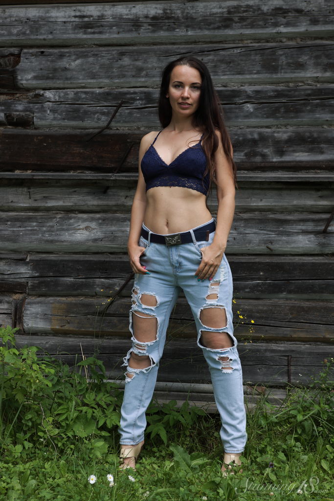 أنيت نيكول في عارية تمامًا في الهواء الطلق عند 18 عامًا