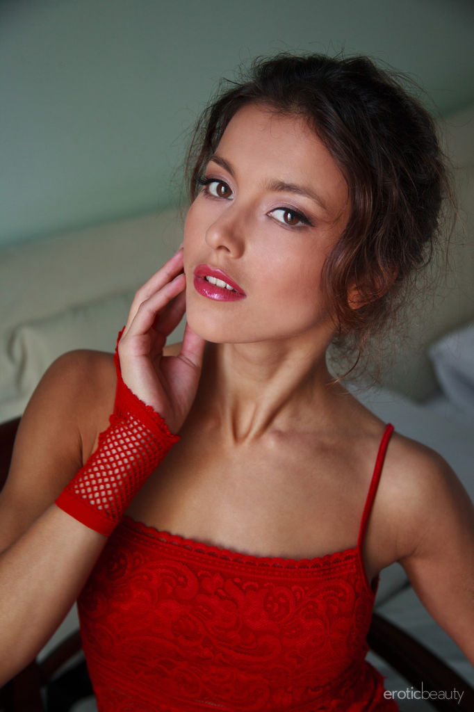 欧洲少女迪维娜性感脱去红色情趣内衣