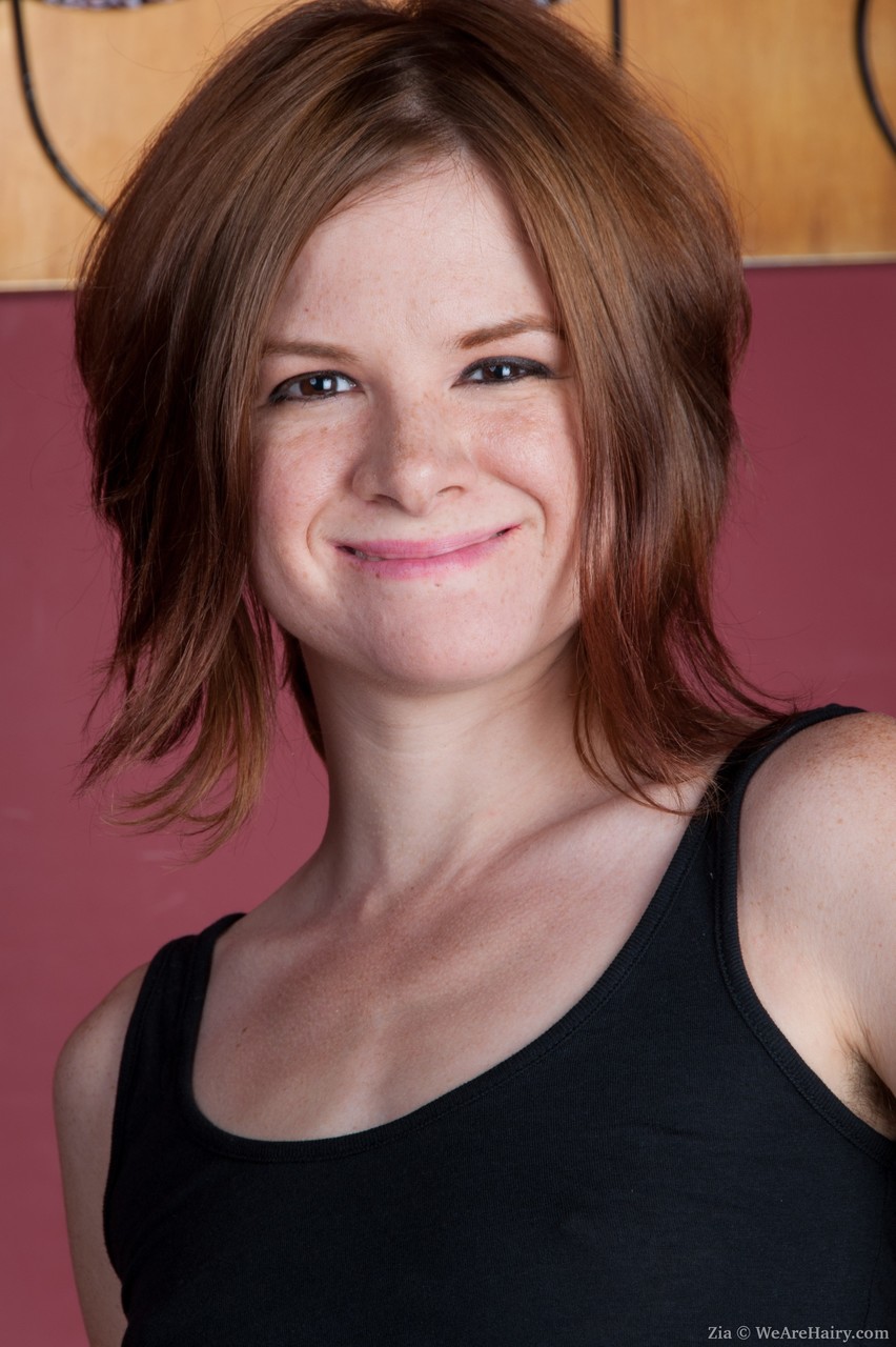 حسناً الفreckled الشقراء الجميلة زيا تنزل سروال الجينز لتوضح بوش كثيف لون الجنجر