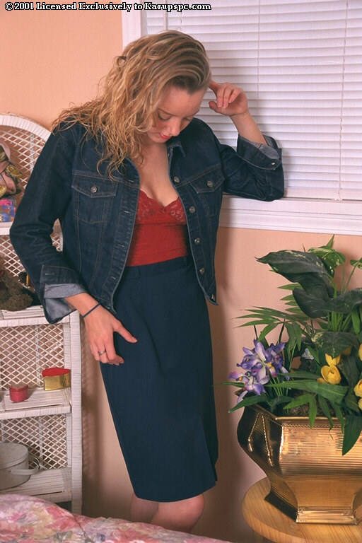 एमेच्योर सुनहरे बालों वाली किशोरी बेब क्रिस्टा अपने कपड़े उतार रही है और अपनी चूत फैला रही है