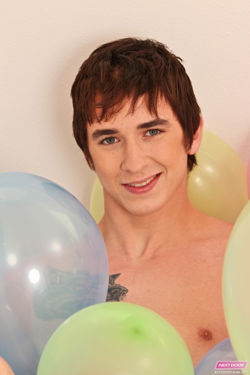 दुबले समलैंगिक अंडरवियर उतारकर बिस्तर पर एक-दूसरे को चोदते हैं