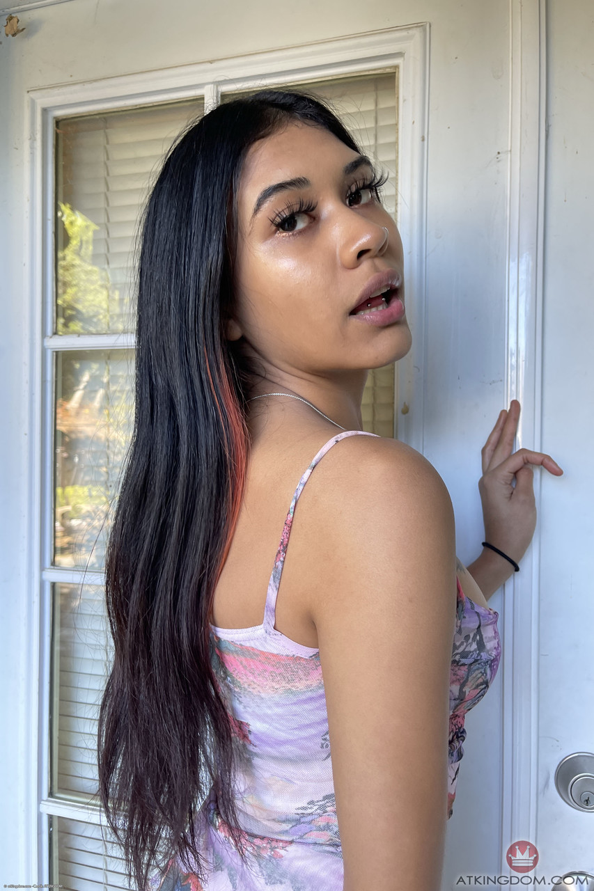 ريينا هارت تظهر كورتها الحلقية المرمية من القرب