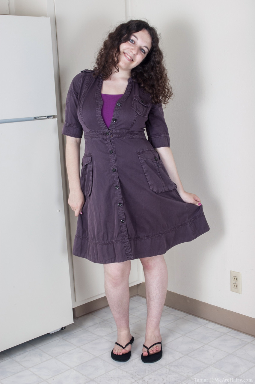 业余宝贝塔玛炫耀毛茸茸的阴部和圆润的臀部 solo