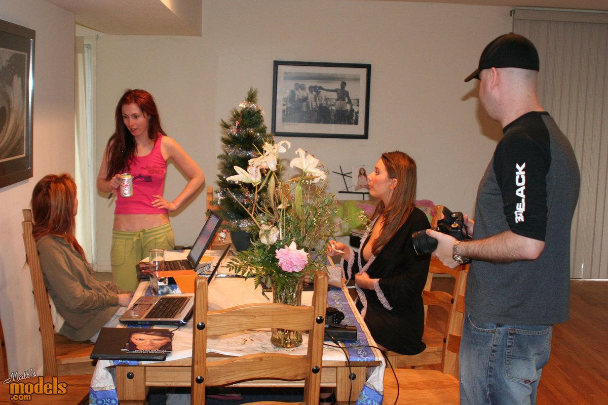 एमेच्यूर मॉडल स्नोफ्लेक स्ट्रिपर पोल पर थोंग और हील्स में काम करती है