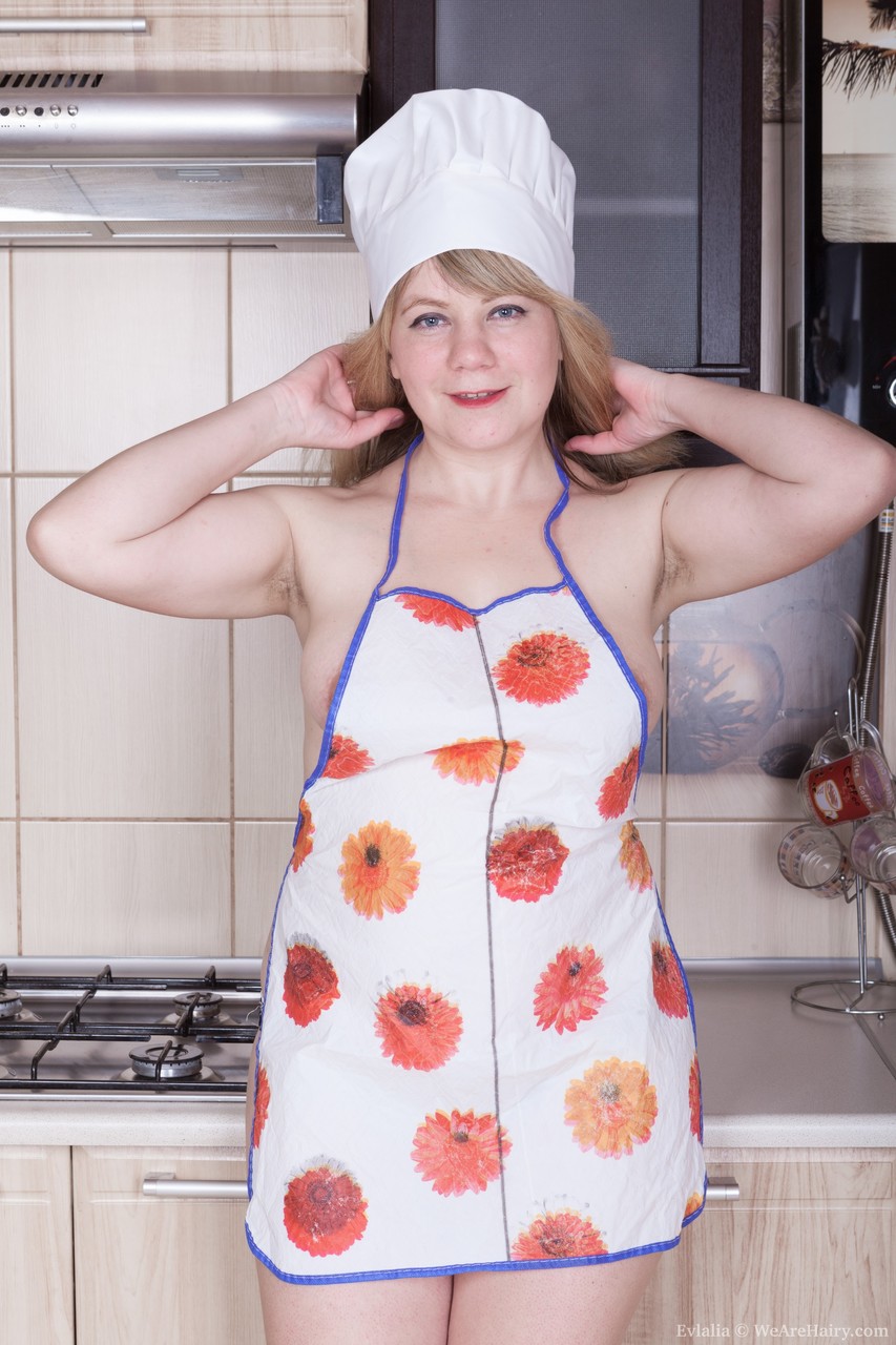 شقراء سمينة مع ثديين كبيرين إيفاليا تفتح فرجها الشائخ في المطبخ