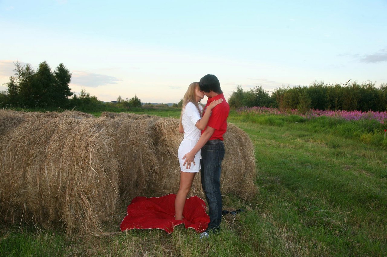 欧洲甜心爱尔莎在干草田里口交和性交