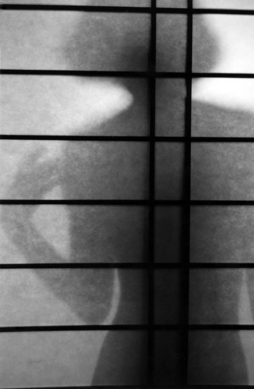 亚洲美女展示娇小身材和小巧美乳的黑白场景