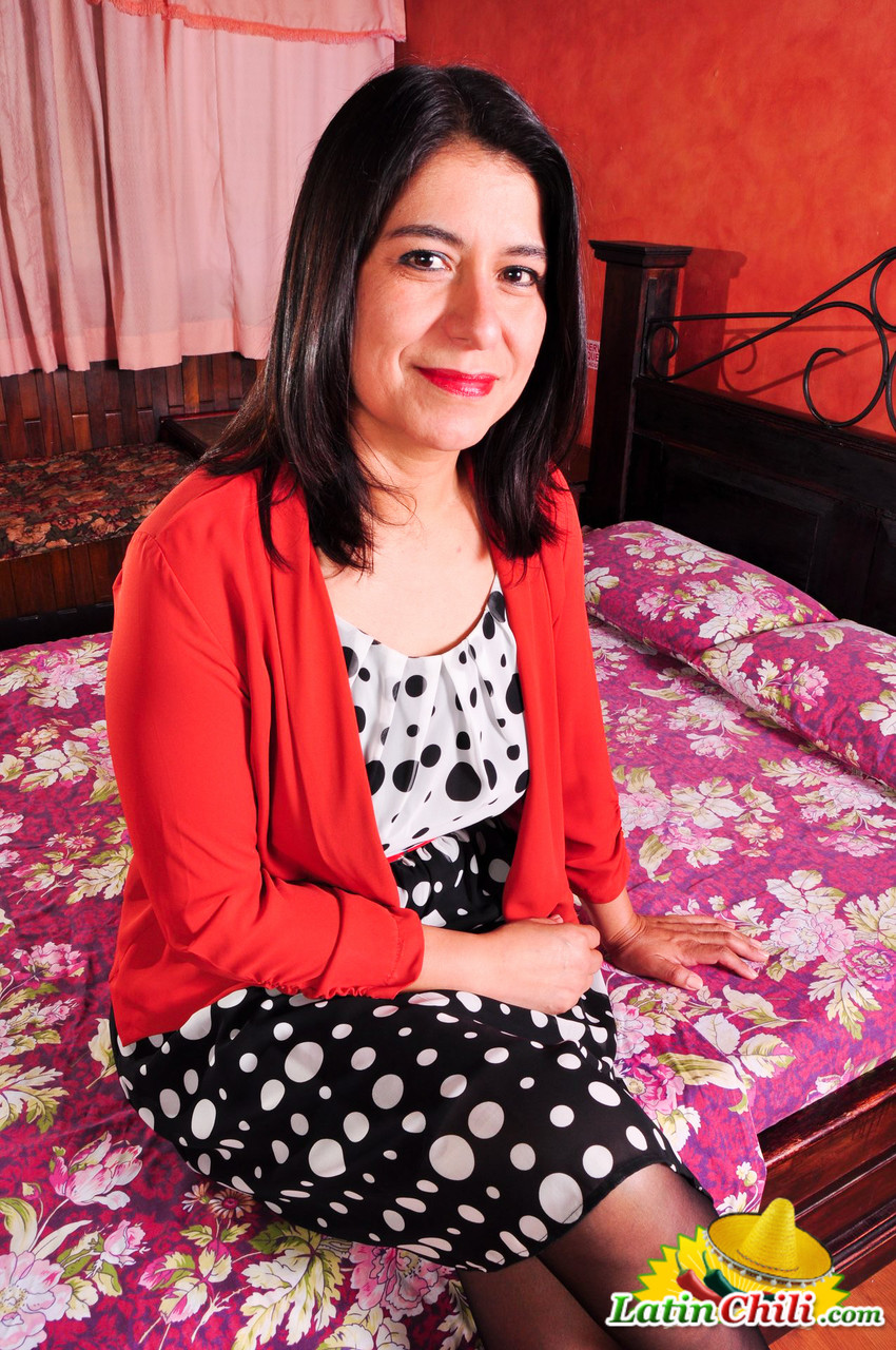 性的なラテンおばあちゃんアナベラが服を脱いで、彼女の美味しい毛穴と遊ぶ