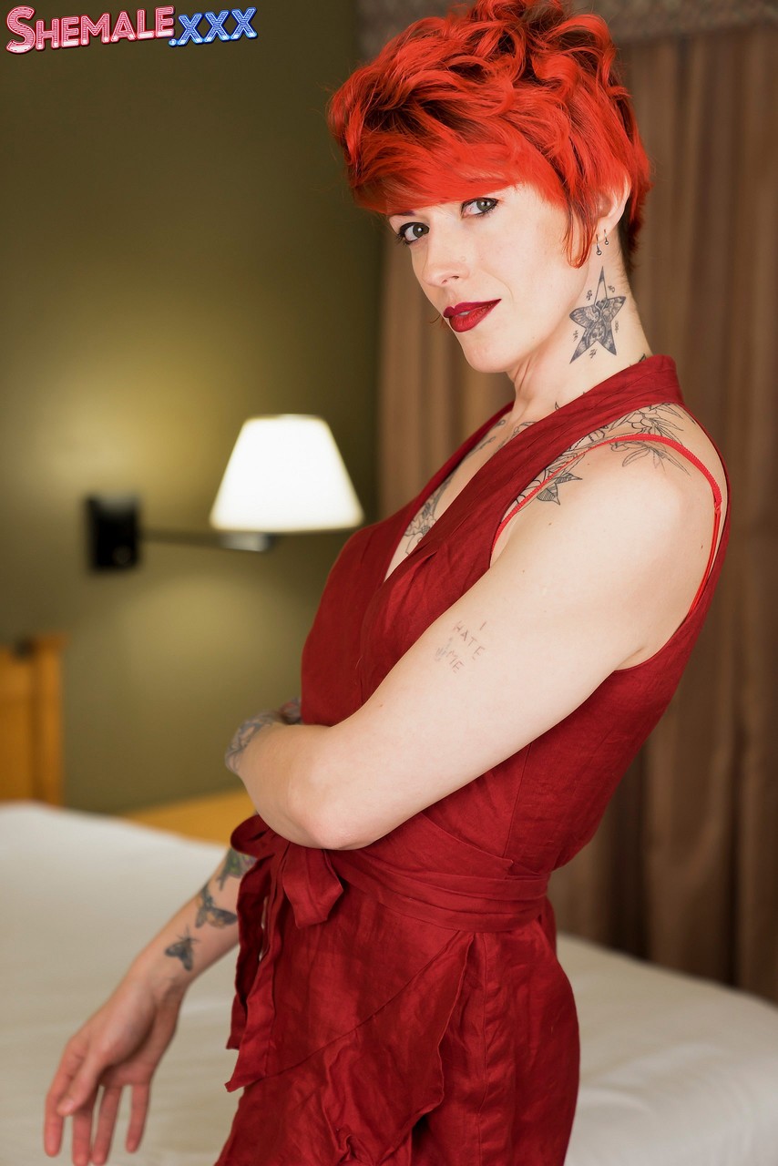 صور إيفي إليوت الإباحية تضم مشاهد قوية مع متحولين جنسياً