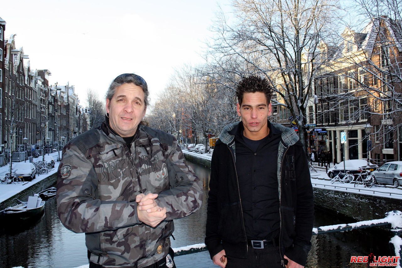 金发年轻性工作者在父亲注视下与男孩发生关系