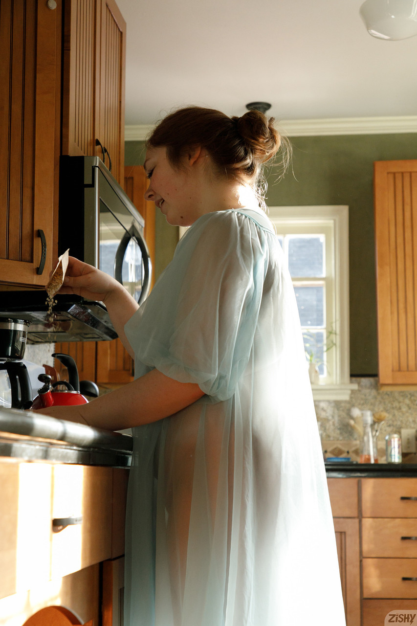 可爱宝贝 Rose Fessenden 穿透视内衣展现丰腴曲线