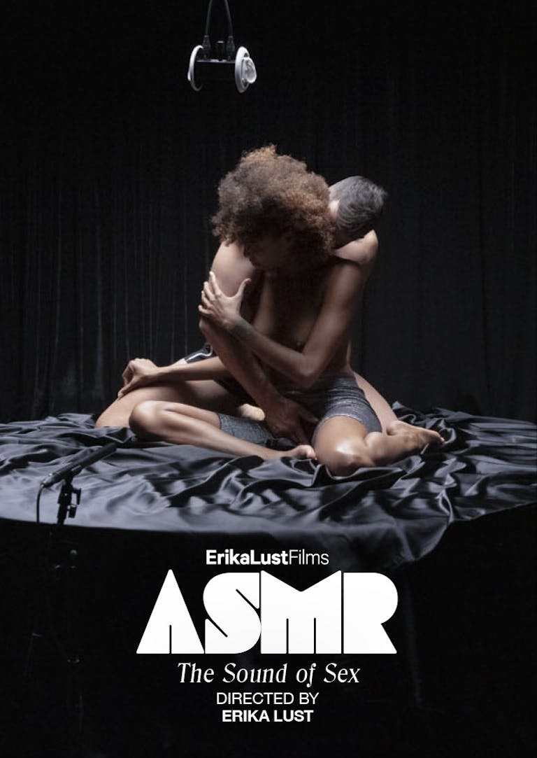 卷发色情明星露娜·科拉松和金发娜特·波特诺伊与男人依偎