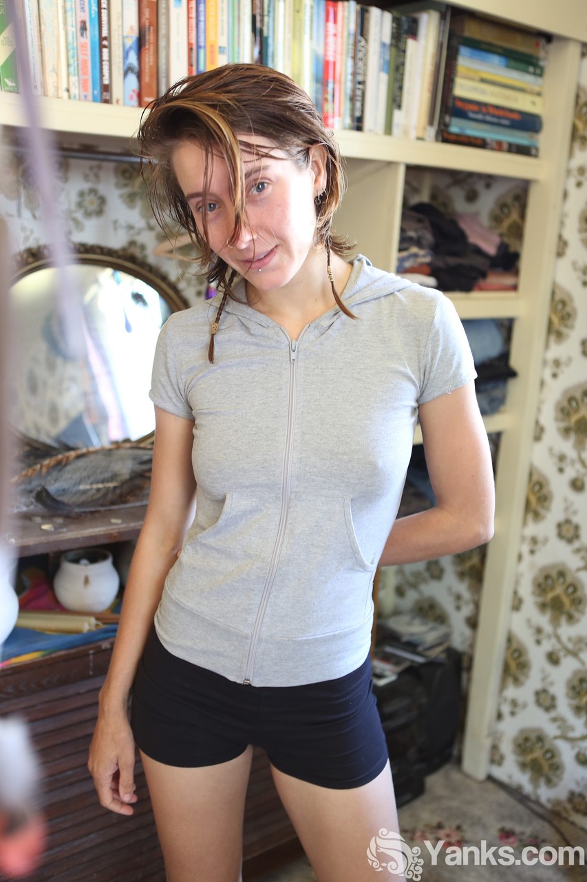 पतली किशोर लड़की रो पियर्स्ड नाक छोटी गांड और बालों वाली योनि दिखाती है