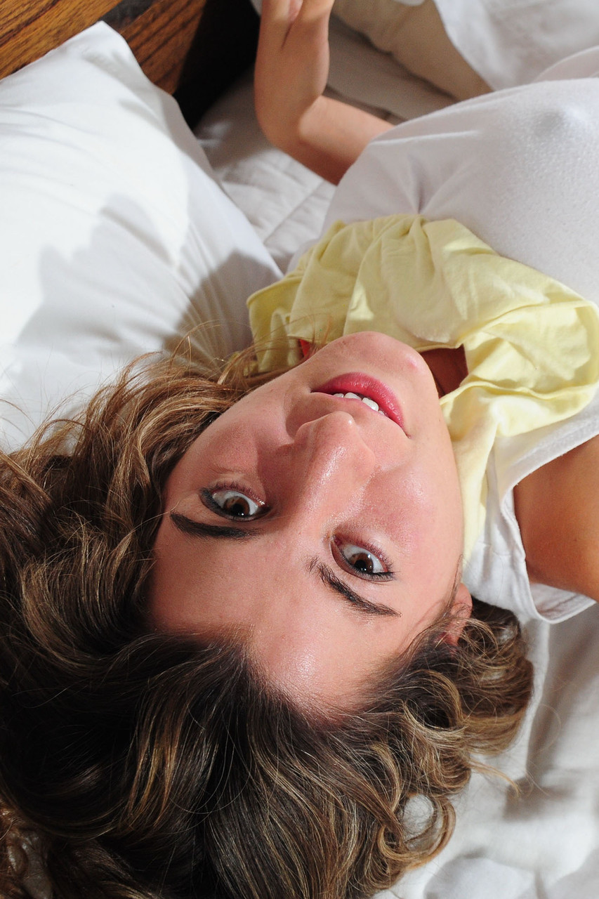 دانيال تُظهر ثدييها الطبيعيين وفرجها المشعر على السرير