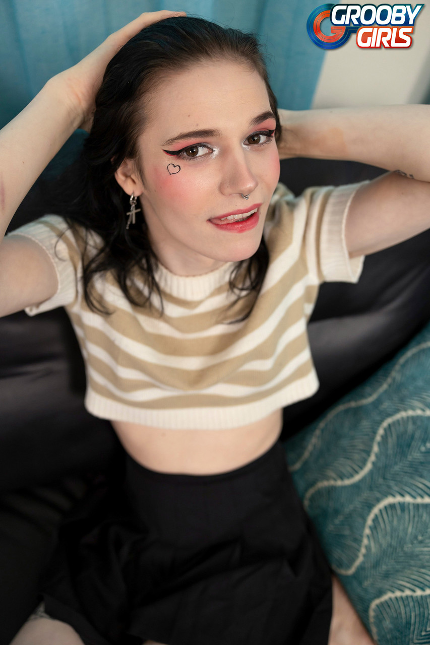 セクシーなブルネットのトランスジェンダー・ウィロー・アスティルベが熱い足を見せびらかし、玩具で自分を楽しませる