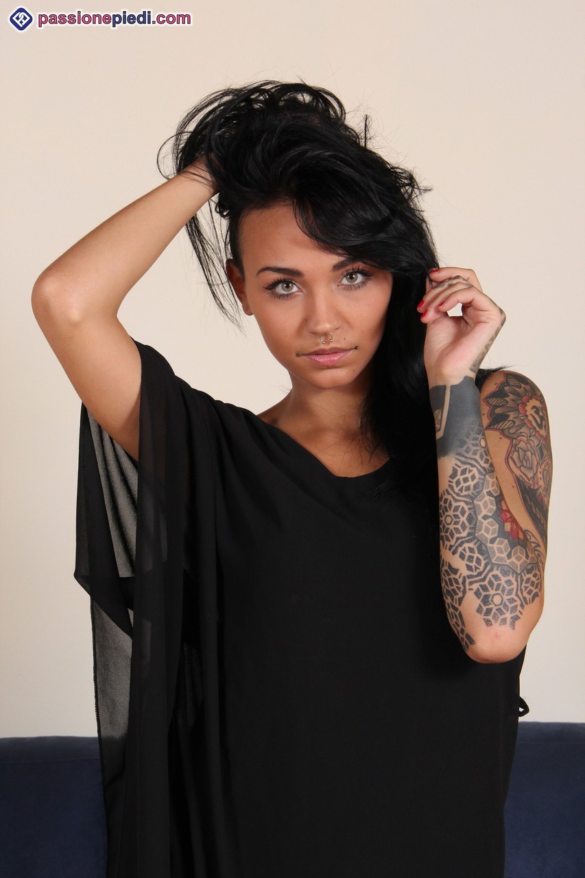 Felisja Fishball 展示她的脚底