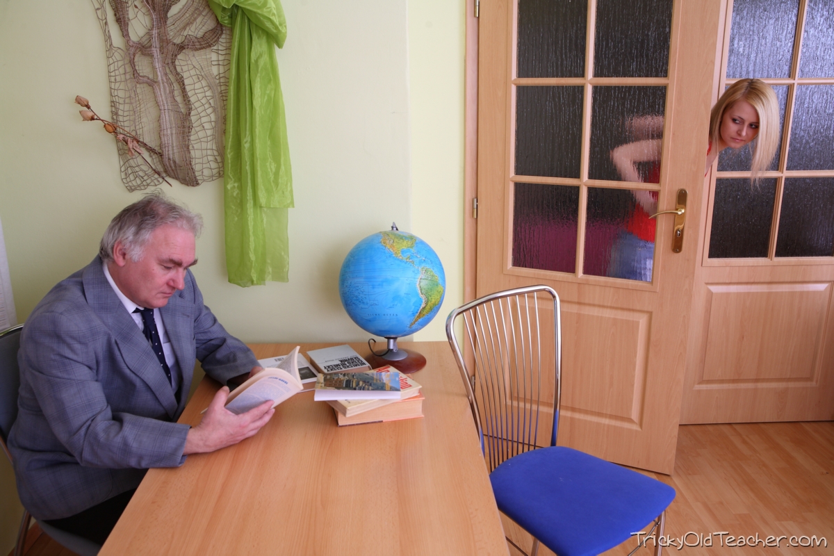 شقراء بلاطينية مراهقة فيوليتا تترك المعلم العجوز يلمس وينيك فرجها