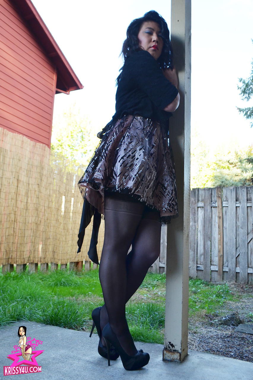 亚洲变性人穿着性感裙子和丝袜摆姿势同时露出她的阴茎