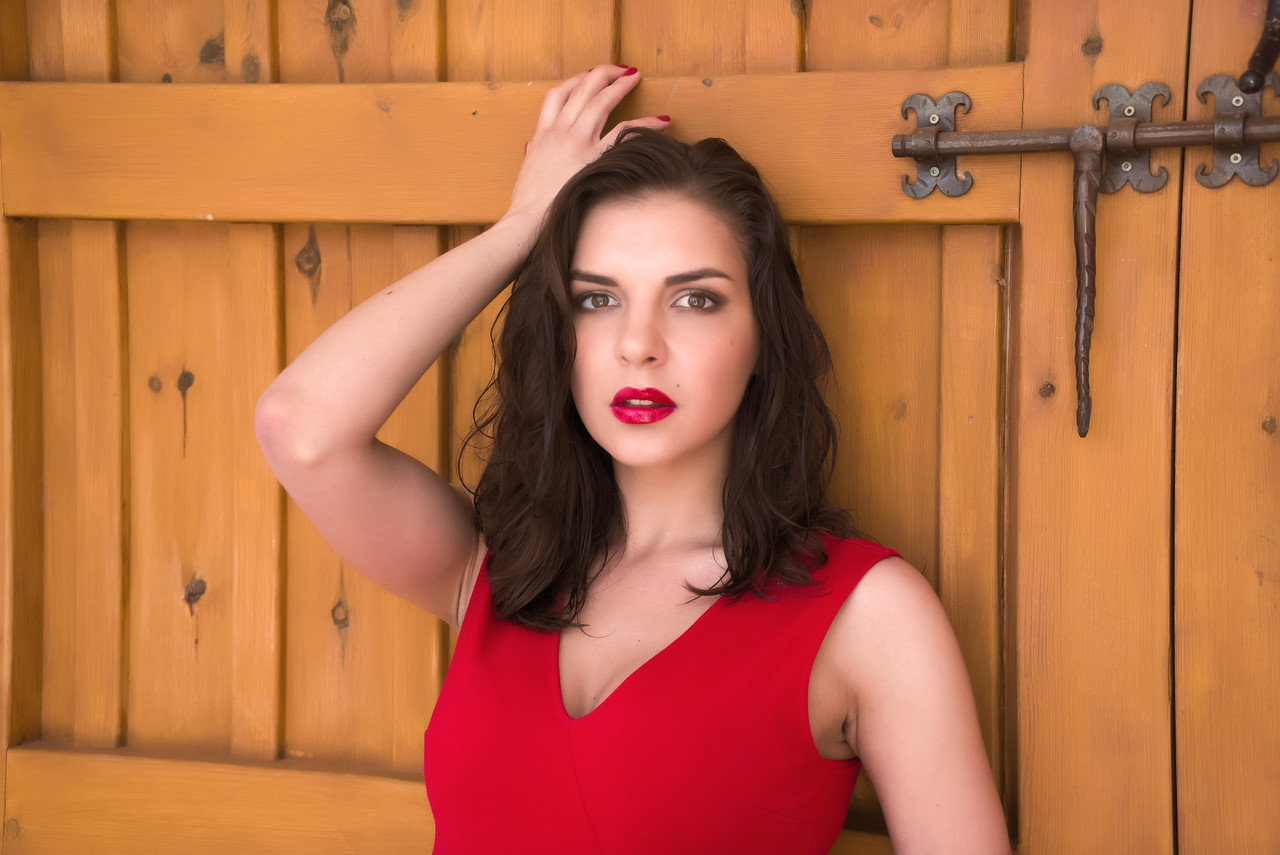 漂亮的深色女性Henessy用手指碰阴道在性感脱衣舞之后