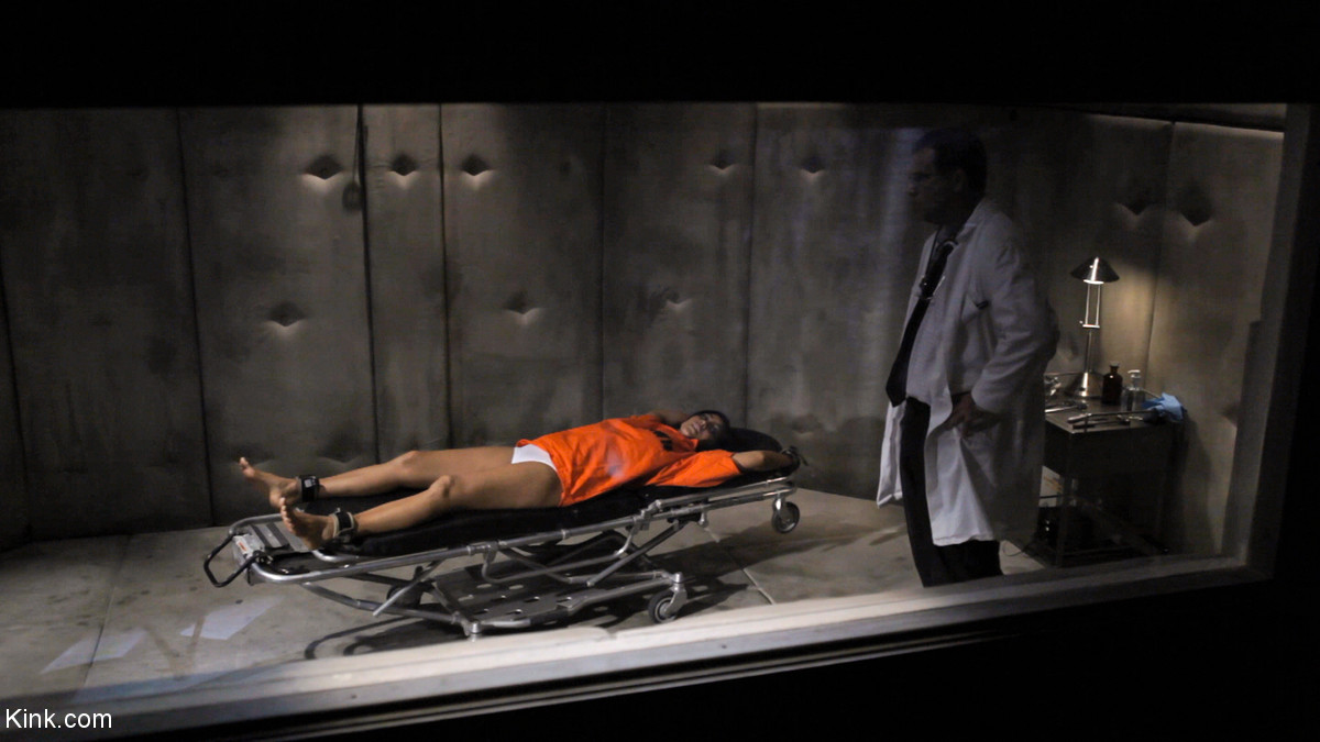 アメリカ人女性が秘密の病院で変態的な医療検査を受ける