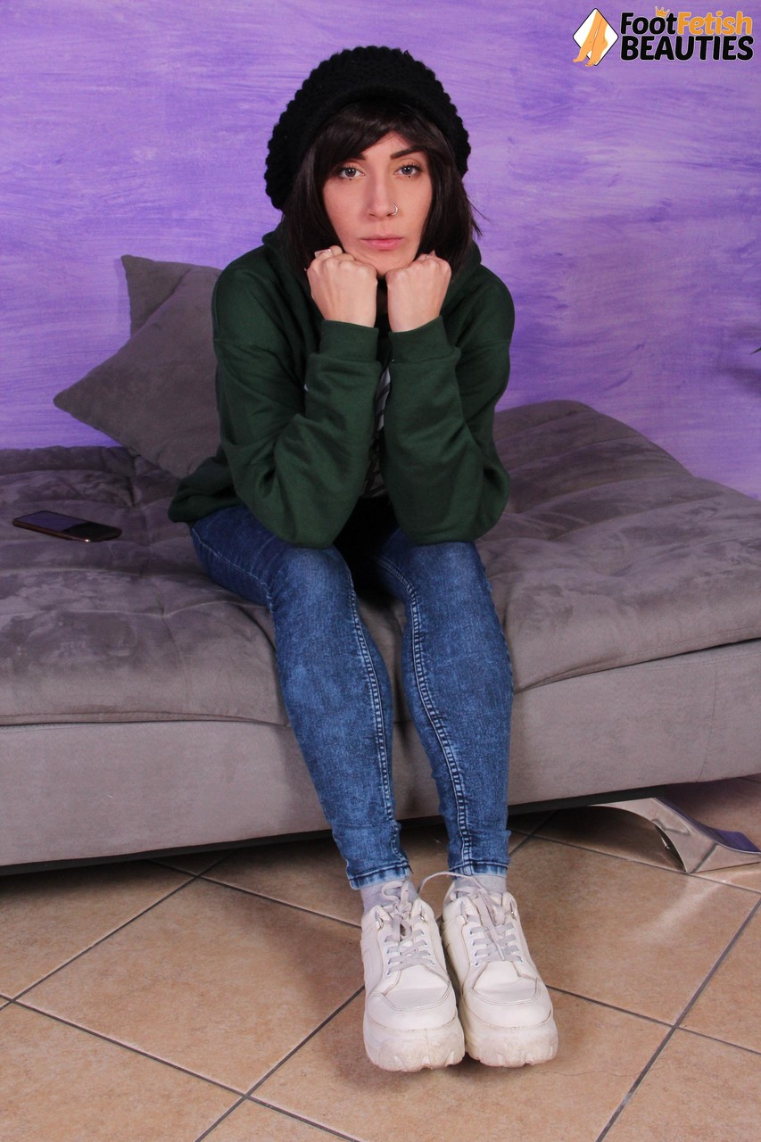阿拉迪亚诱人的深色头发女郎脱下鞋子和袜子，然后蜷缩脚趾