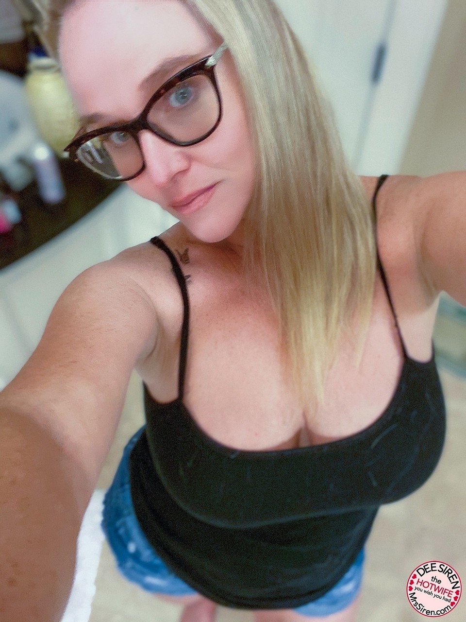 金发丰满Dee Siren脱至蓝绿色内裤展示多汁美胸