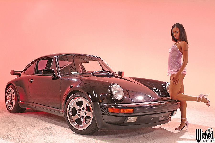 黒人美熟女マリ・ラヴが紫のランジェリーを脱いでポルシェでポーズを取る