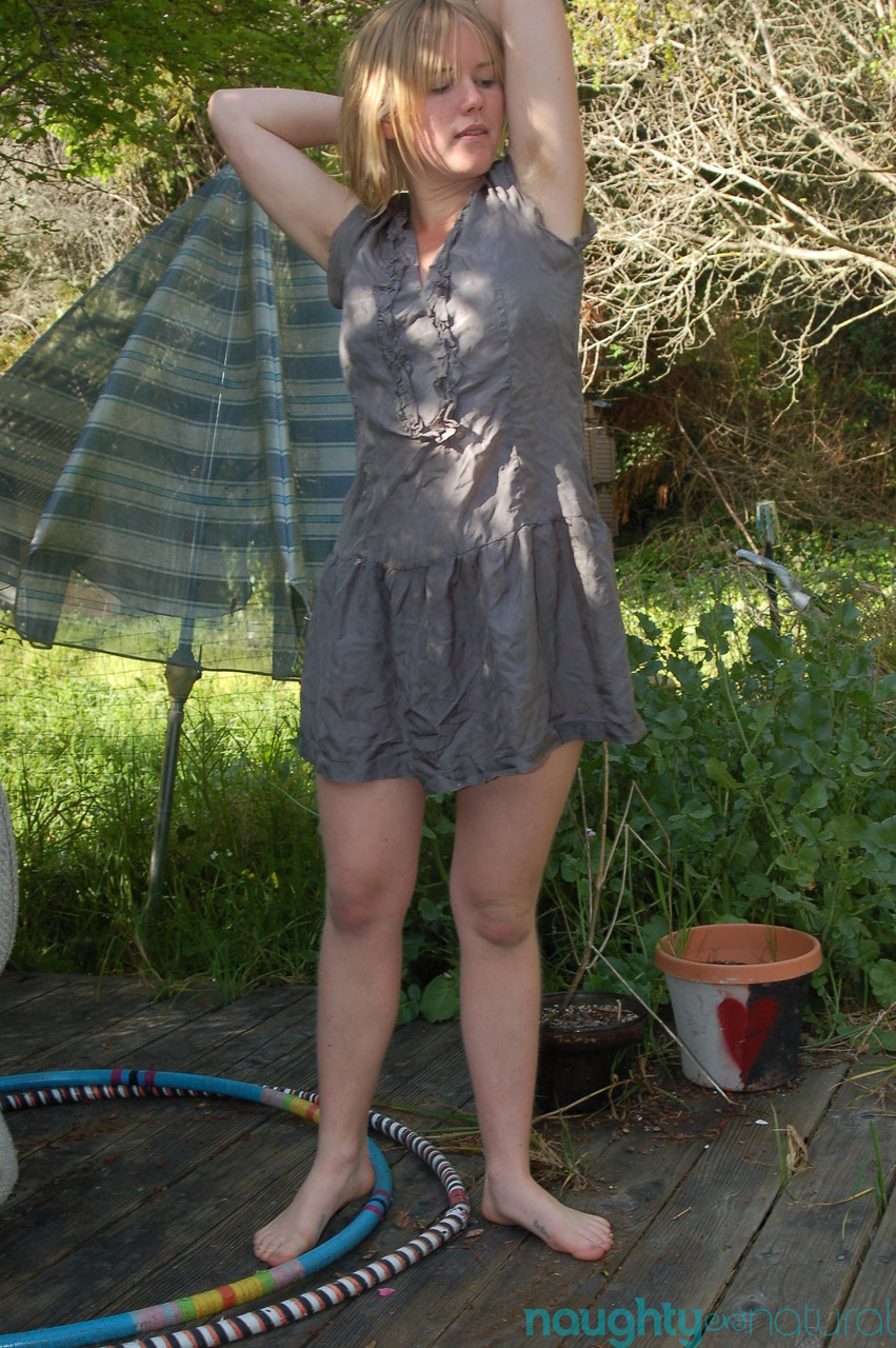 آنا، شقراء مذهلة، تُظهر كسها المشعر وإبطيها غير المحلوقين في الخارج