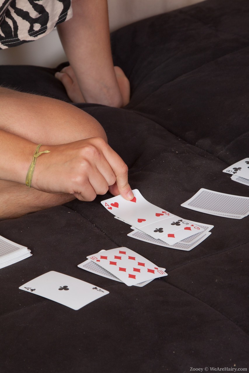 天然巨乳の毛深い黒髪美女ゾーイが脱いで全裸ポーズ