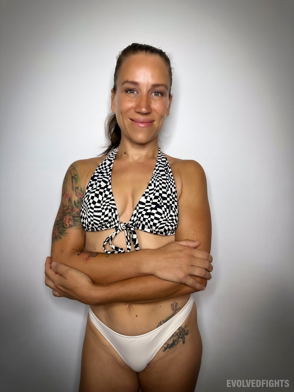 Bella Wilde Enjoys Fingering And Rimjob While Wrestling