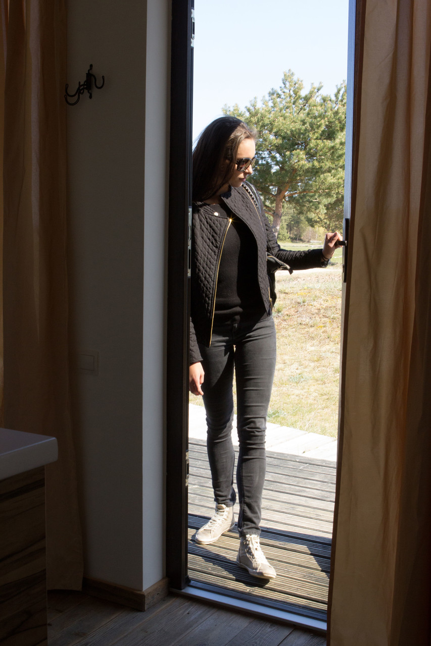 छोटी Diana G अपने टाइट बॉडी और योनि पर लोशन रगड़ती है