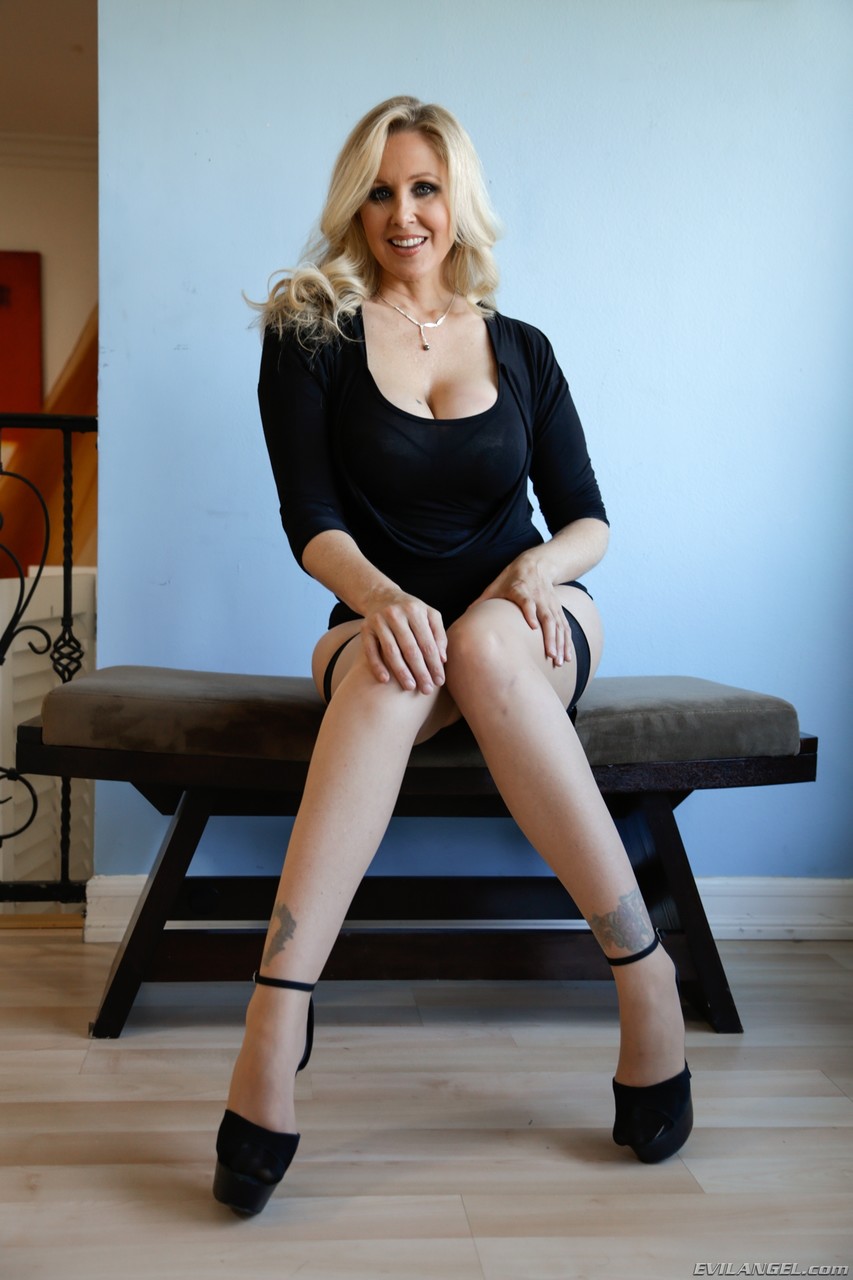 جوليا آن، ناضجة شقراء، تتباهى بمؤخرتها الكبيرة في ملابس دانتيل مثيرة