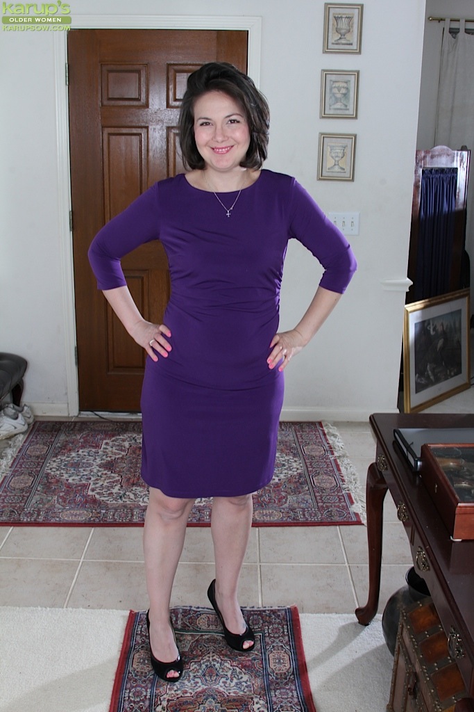 परिपक्व ब्रुनेट प्लंपर पेनी प्राइट बड़े स्तन और योनि के होठ खोलकर दिखा रहा है