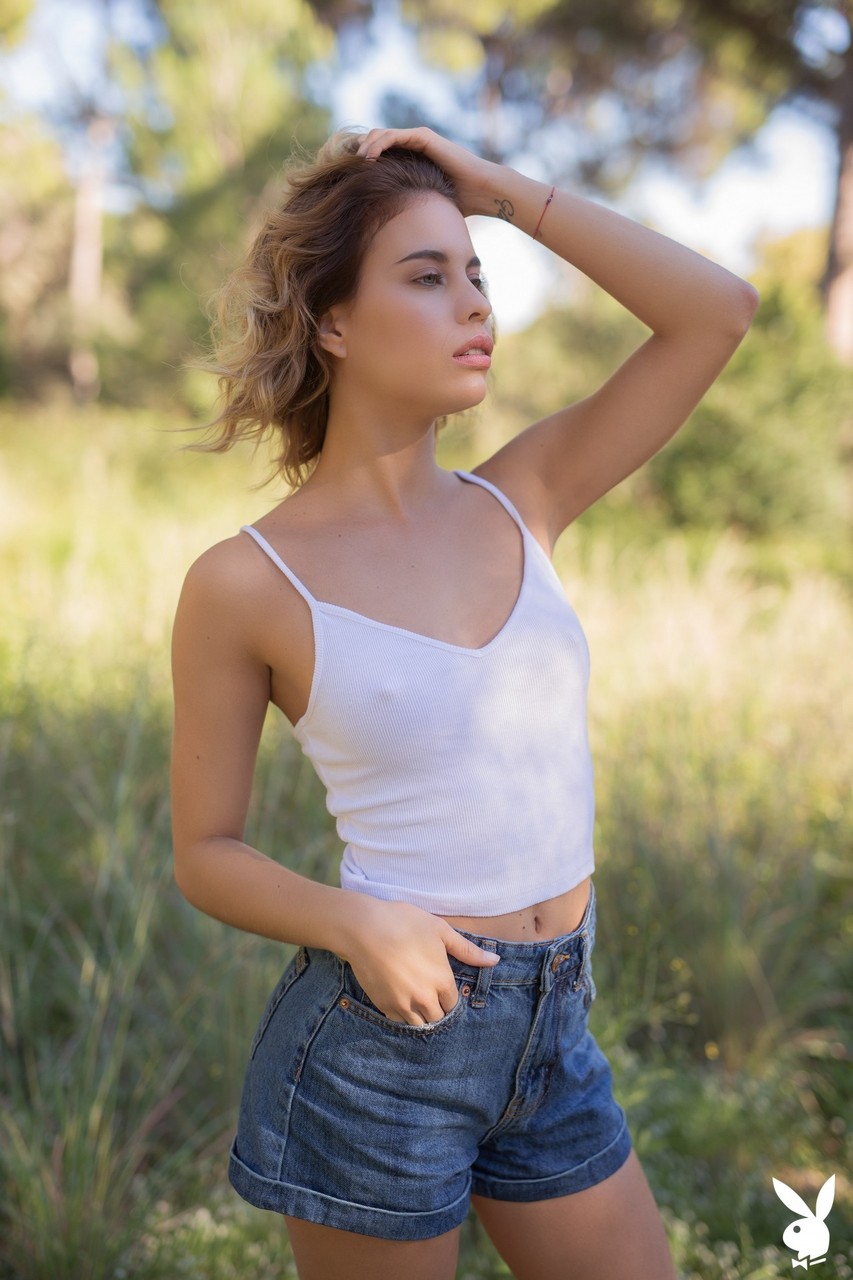 Toni Maria Modelo De Centrofold Nua Ao Ar Livre Sob A Árvore