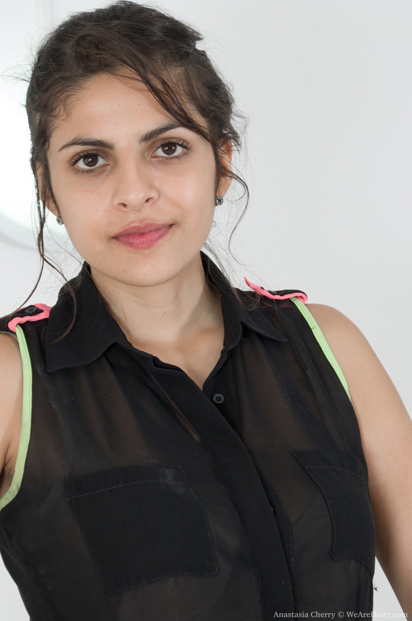 アナスタシアチェリーが巨乳を舐めて、毛深いマンコを広げる