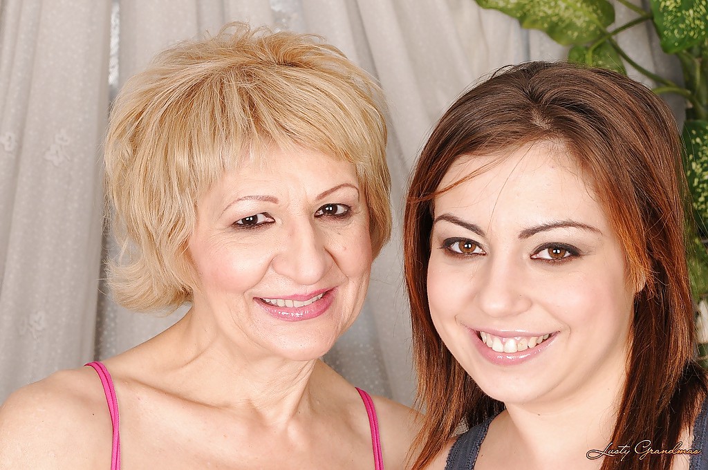 سيدة ناضجة تلحس وتداعب بأصابعها مراهقة مثلية كاتي بيل