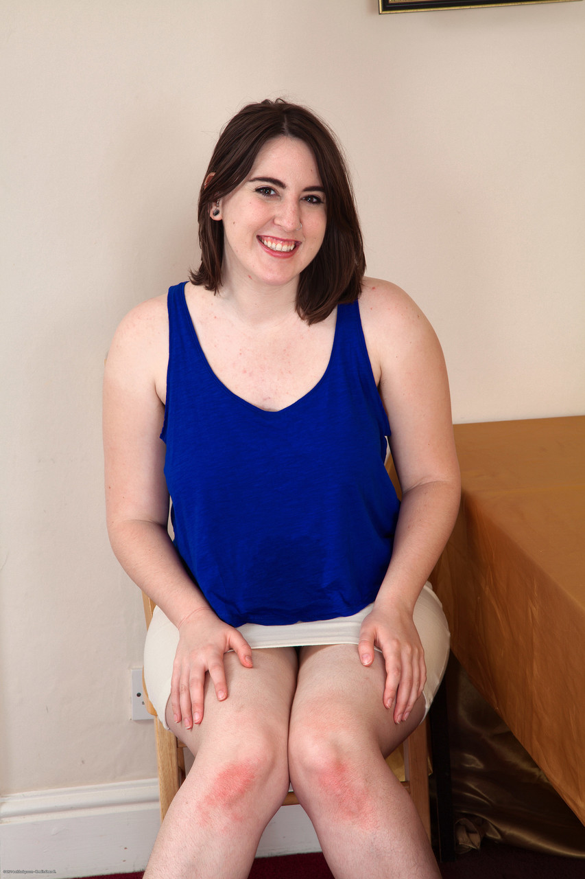 المراهقة الهواة السمينة بيريل أسپين تُظهر الثديين الكبيرين وتفتح مهبلها