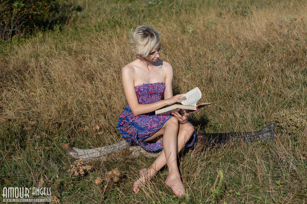 पढ़ाकू किशोरी अज़शारा एक खेत में वाइंडफॉल पढ़ते समय पूरी तरह नग्न हो जाती है