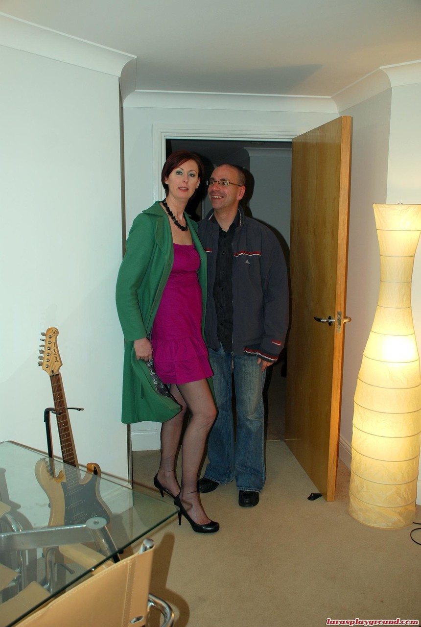 Fuckされてお尻を叩かれた熟女が精液を受け取る