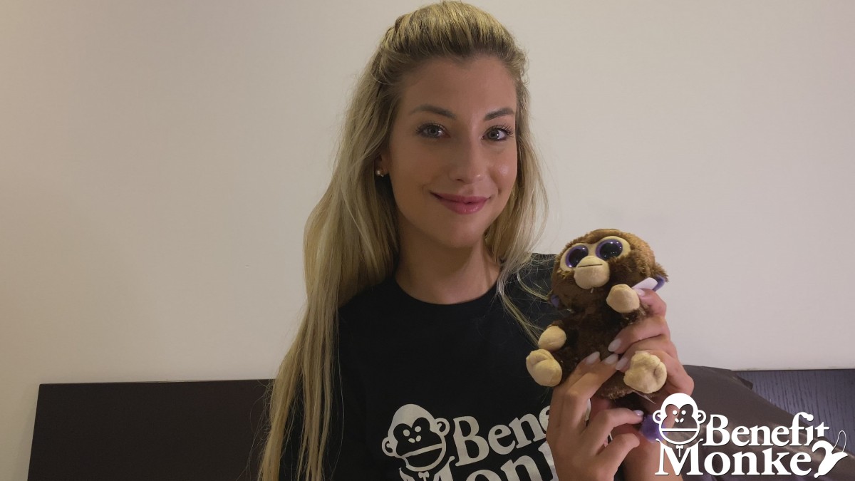 近所の金髪少女 Shona River がオナニーしてから猿の仮面を着用