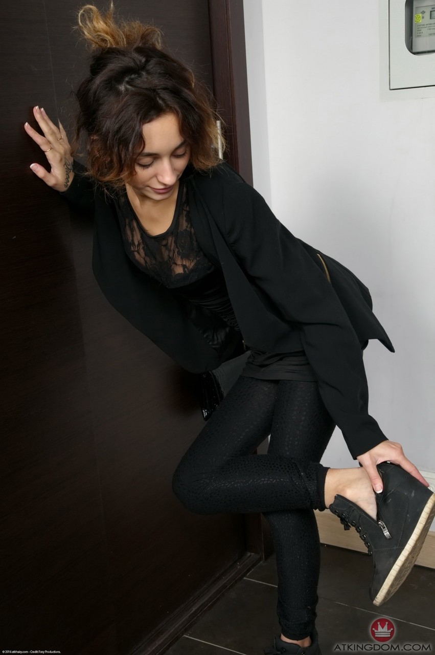 小乳房的金发女郎多米尼加伸展和手指她的毛发阴道