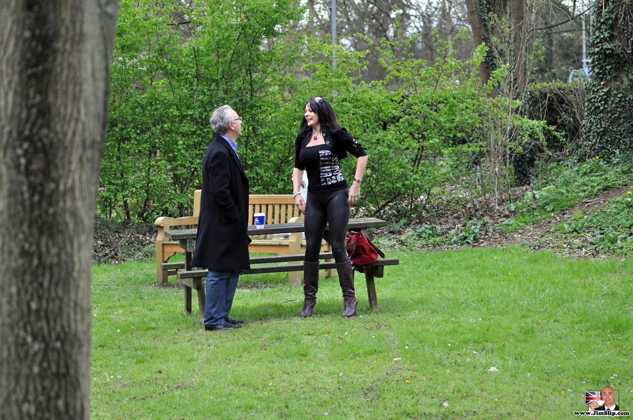 カーリーGはタバコを吸ってから大きな胸を見せる