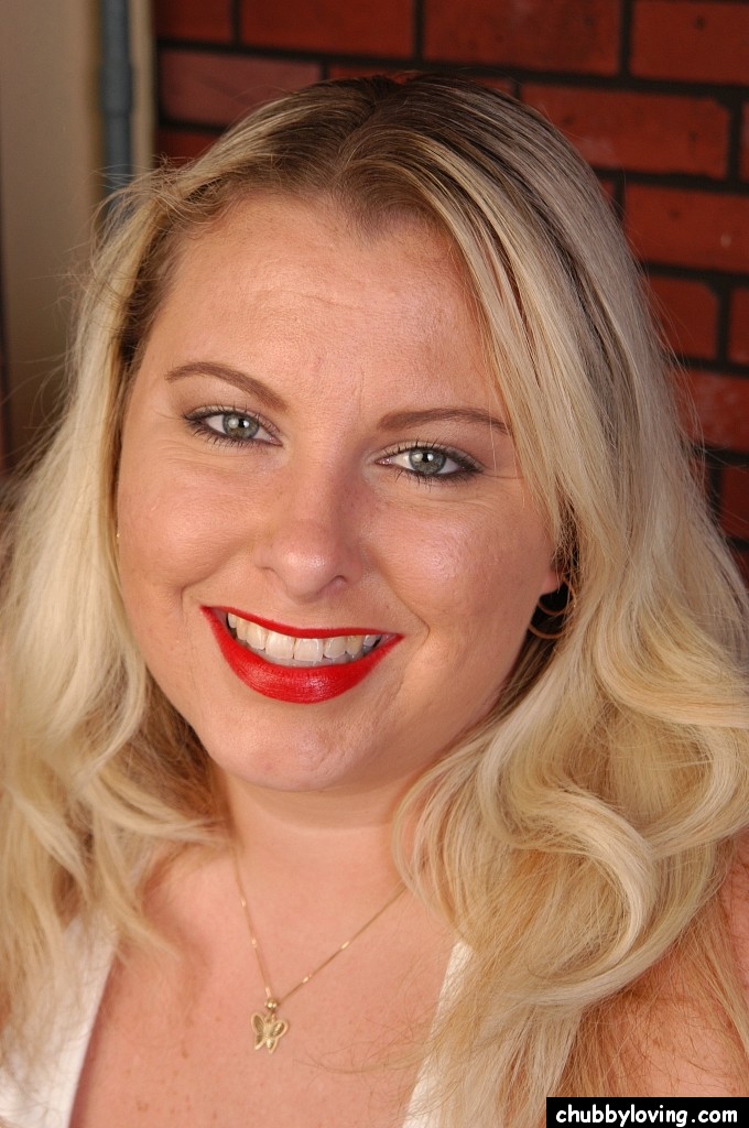 Die Mature Tawni Zeigt Ihre Fetten Titten Und Ihre Haarene Muschi