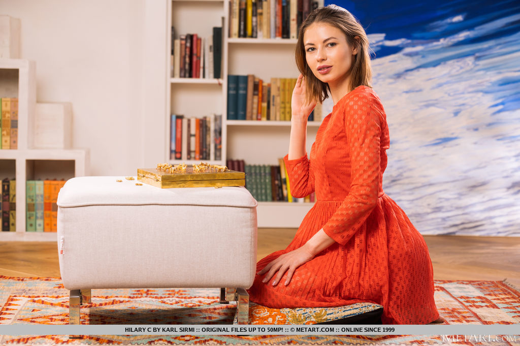 Sichere Junge Schönheit Hilary C Entkleidet Sich Zu Hause